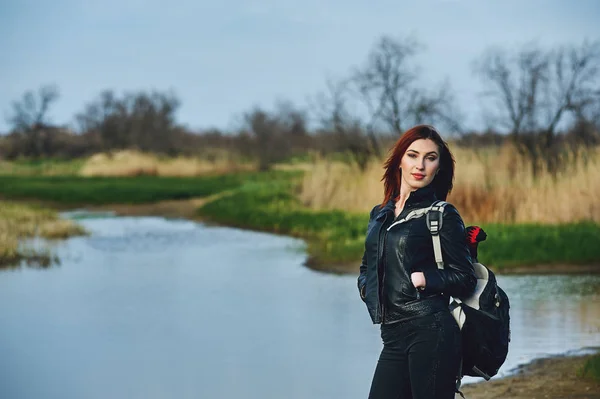 Retrato Una Joven Caminando Por Campo —  Fotos de Stock