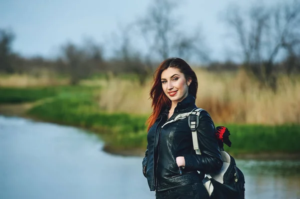 Portrét Mladé Ženy Procházky Přírodě — Stock fotografie