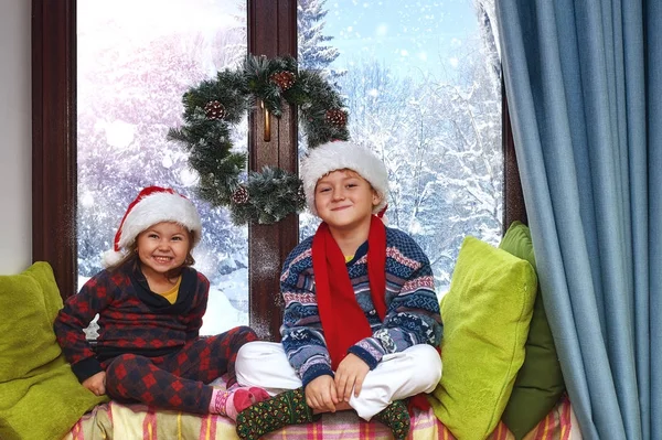 Kinderen Zitten Bij Het Raam Winter Kinderen Wachten Kerstmis Vrolijk — Stockfoto