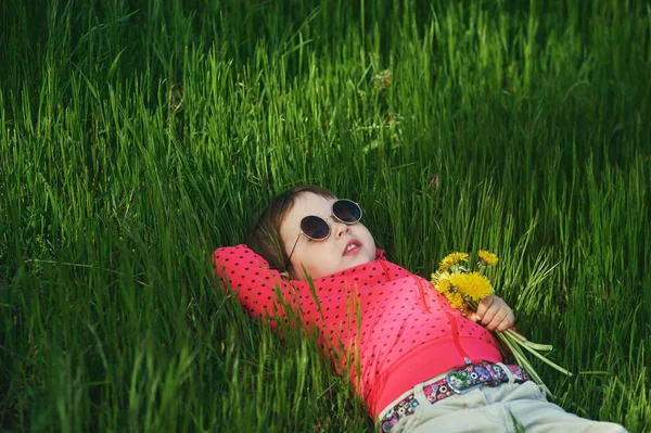 Nahaufnahme Porträt Eines Hübschen Kleinen Mädchens Das Kind Spielt Mit — Stockfoto