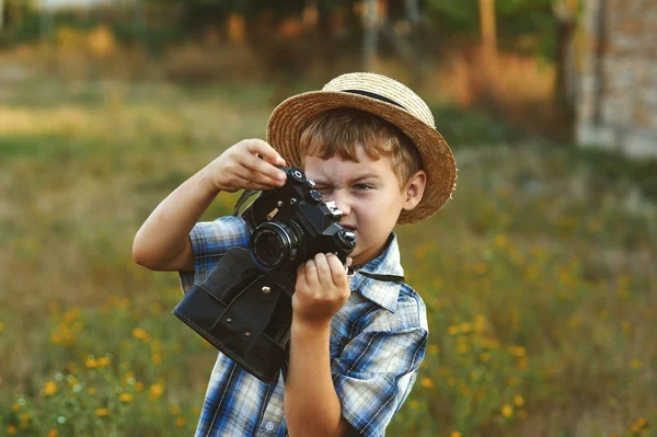 一个带着旧相机的男孩的肖像 手持照相机的儿童 — 图库照片