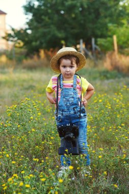 Bir yaz gezisi üzerinde sevimli küçük kız. Küçük kız holding eski fotoğraf makinesi