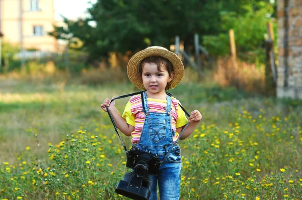 Adorabile Ragazzina Durante Una Gita Estiva Ragazzina Tenendo Vecchia Macchina — Foto Stock