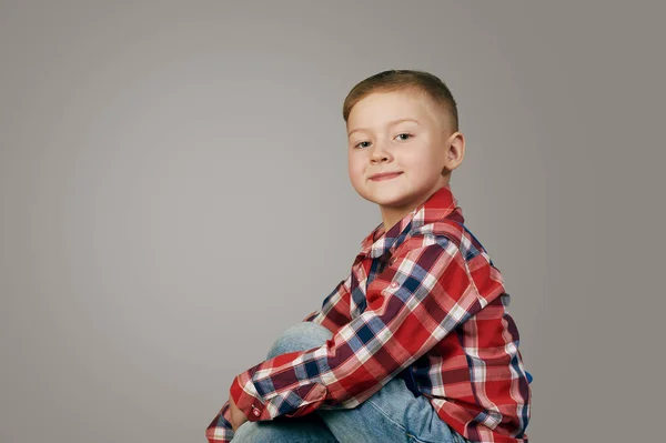 Portret Chłopca Chłopcem Stylowe Pozowanie Studio — Zdjęcie stockowe
