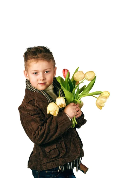 Retrato Menino Com Tulipas Amarelas Sobre Fundo Branco — Fotografia de Stock