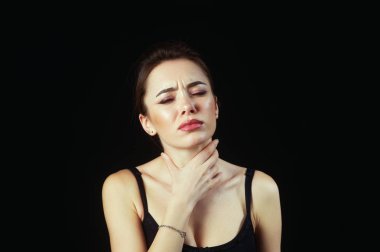 güzel genç kadın el onu ağrıyan boyun ve boğaz çok dokunaklı. Bir boğaz, boğaz ağrısı acı bir kızın kapatın. Hastalığı, tıp ve sağlık kavramı.