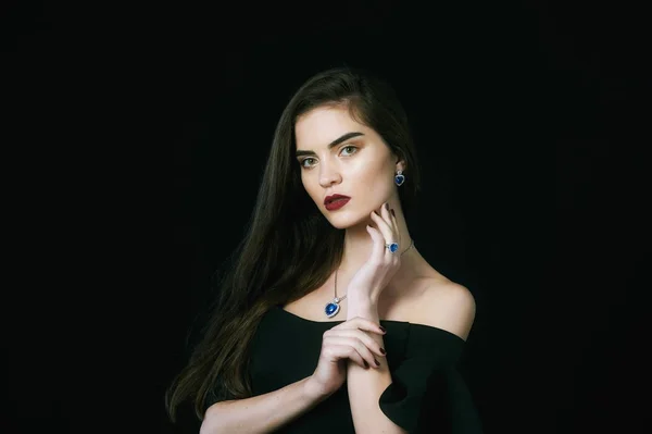 Retrato Estúdio Jovem Mulher Bonita Com Cabelos Longos Jóias Fundo — Fotografia de Stock