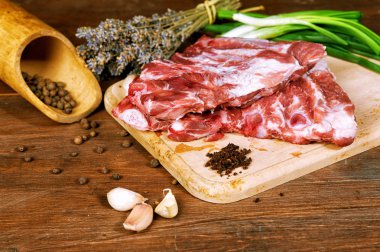 Çiğ Domuz kaburga ahşap bir masa üzerinde sebzeli