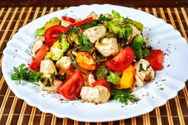 Sıcak salata tavuk ve sebze ile