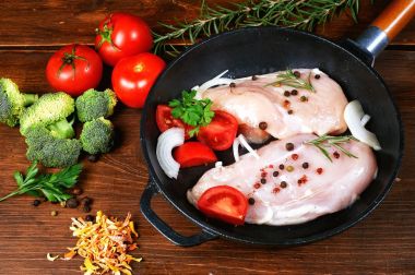 Sebze, baharat ve biberiye ile çiğ tavuk fileto