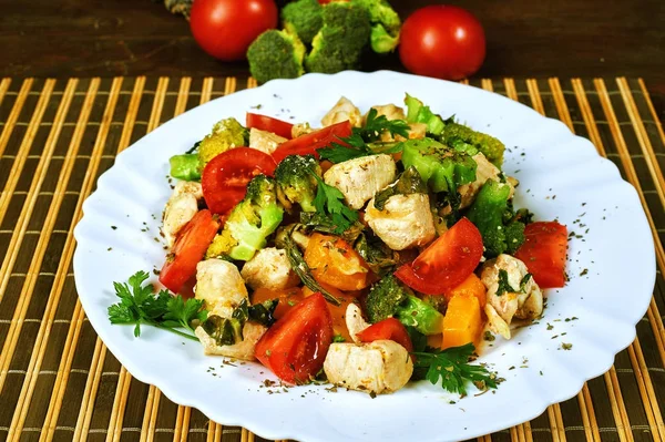 Sıcak salata tavuk ve sebze ile