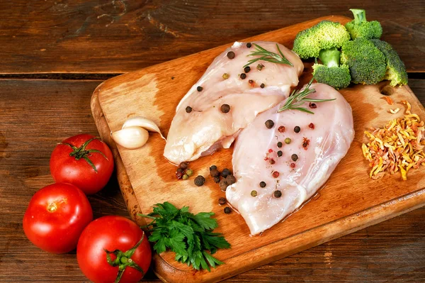 Sebze, baharat ve biberiye ile çiğ tavuk fileto