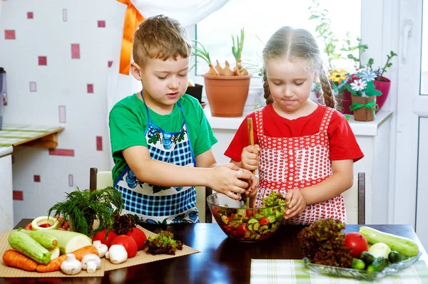 Crianças Divertidas Preparam Legumes Para Salada Miúdos Felizes Cozinha Conceito — Fotografia de Stock