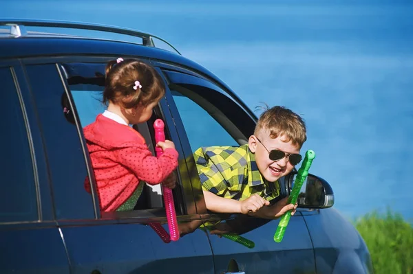 Kinderen Kijken Uit Het Raam Van Auto Onderweg Zee — Stockfoto