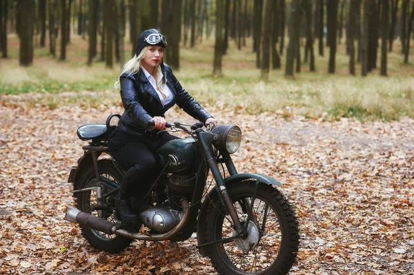 Молодая Привлекательная Девушка Старым Велосипедом Осеннем Парке — стоковое фото