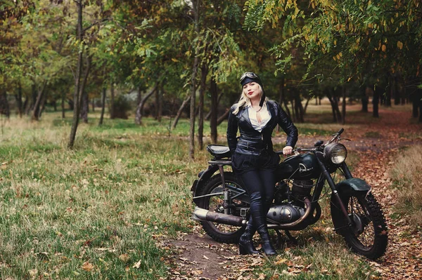 Junges Attraktives Mädchen Mit Altem Fahrrad Herbstpark Mädchen Retro Klamotten — Stockfoto