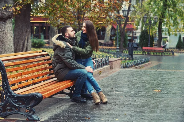 Pasangan Romantis Muda Kota Beberapa Jatuh Cinta — Stok Foto