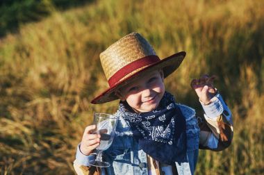 Hasır Şapkalı bir çocuk portresi