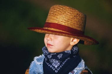 Hasır Şapkalı bir çocuk portresi