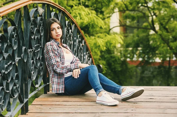 Jonge Vrouw Rusten Zittend Een Houten Brug Een Stad Park — Stockfoto