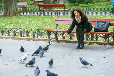 City Park bankta oturan genç güzel kadın