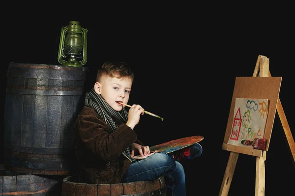 Portret Van Een Kleine Kunstenaar Jongen Stijlvolle Kleding Verf Verven — Stockfoto