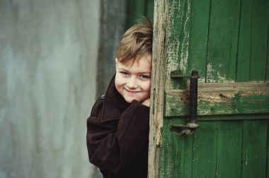 komik çocuk gözatma out kapıyı arkasından