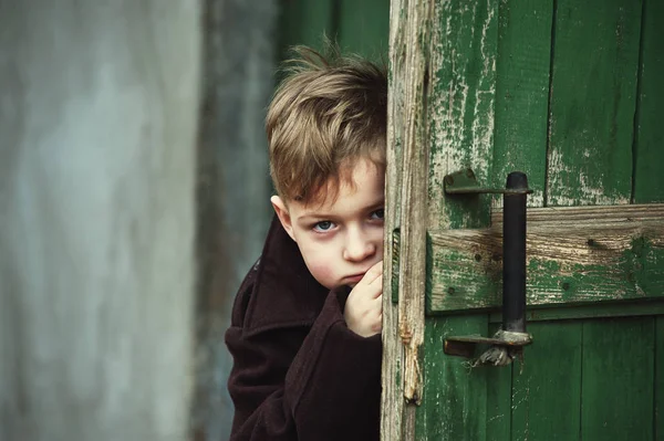 Забавный Мальчик Выглядывает Двери — стоковое фото