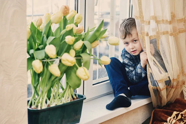 Menino Verdadeiramente Adorável Casa Com Tulipas Crianças Com Flores Cultivadas — Fotografia de Stock