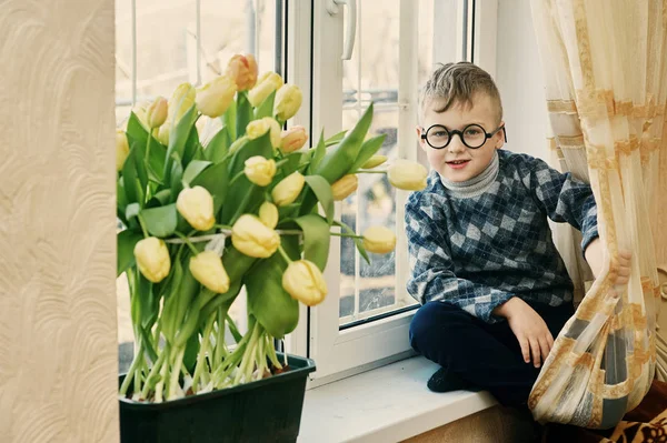 Справжньому Чарівний Хлопчик Тюльпанами Діти Квітами Вирощеними Вдома — стокове фото