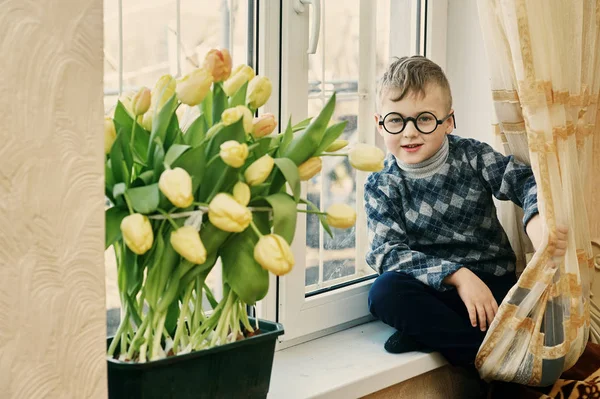 Menino Verdadeiramente Adorável Casa Com Tulipas Crianças Com Flores Cultivadas — Fotografia de Stock