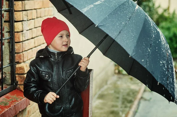 Junge Mit Regenschirm Spaziert Durch Die Stadt — Stockfoto