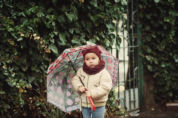 Schöne Kleine Mädchen Mit Einem Regenschirm Auf Einem Spaziergang — Stockfoto