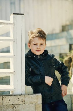 Trendy çocuk şehirde poz