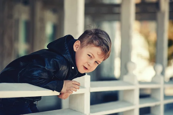 Zvědavý Kluk Městě Vypadá Opírali Zábradlí — Stock fotografie