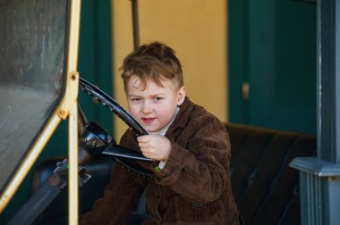 direksiyonuna güzel çocuk