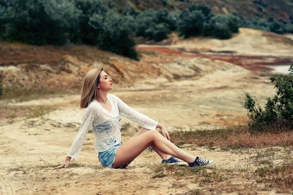 Portrait Young Beautiful Woman Sitting Ground — Stock Photo, Image