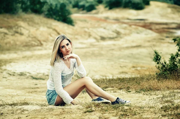 Porträt Einer Jungen Schönen Frau Die Auf Dem Boden Sitzt — Stockfoto