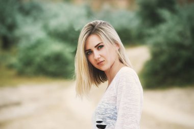 Parktaki genç bir kızın portresi.