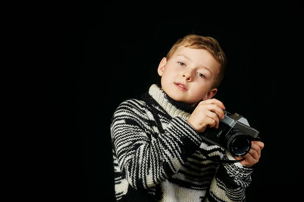 Piękny Chłopak Kamerą Studio Ciemnym Tle — Zdjęcie stockowe