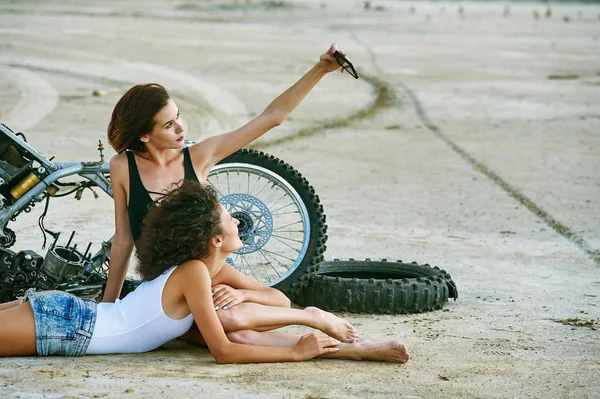 Дві Молоді Жінки Весело Грають Розібраному Мотоциклі Смішні Сексуальні Дівчата — стокове фото