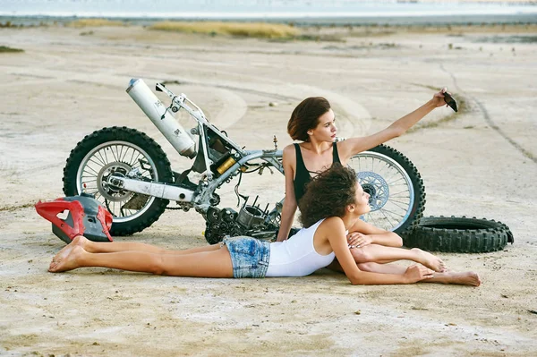 Két Fiatal Szórakozást Motorkerékpár Szétszerelt Vicces Szexi Lányok — Stock Fotó