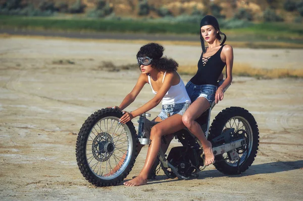 Two Young Women Have Fun Playing Disassembled Motorcycle Funny Sexy — Stock Photo, Image