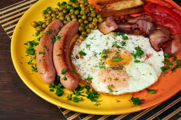 Сніданок Яйцями Беконом Ковбасою — стокове фото