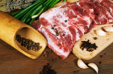 Çiğ Domuz kaburga ve baharatlar