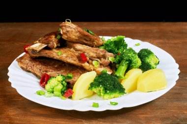 kavrulmuş Domuz kaburga patates ve sebze ile