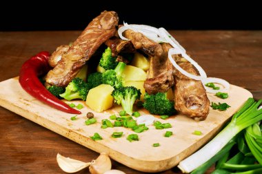 kavrulmuş Domuz kaburga patates ve sebze ile