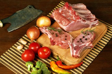 pişmemiş domuz biftek baharatlar ile