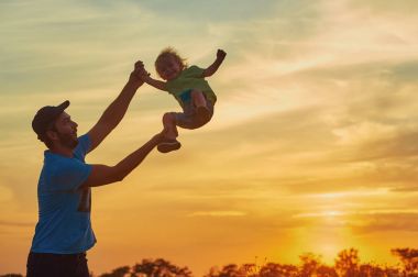 Gün batımında oğluyla oynamaya baba