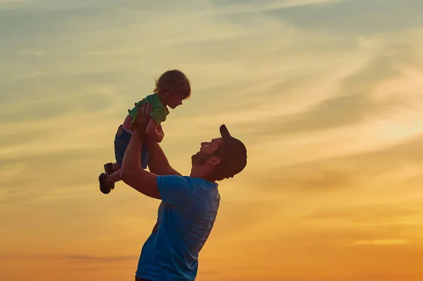 Padre Jugando Con Hijo Atardecer — Foto de Stock